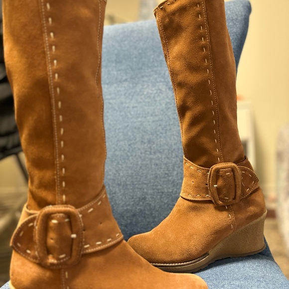 Suede boots with wedge heel. - Picture 7 of 7